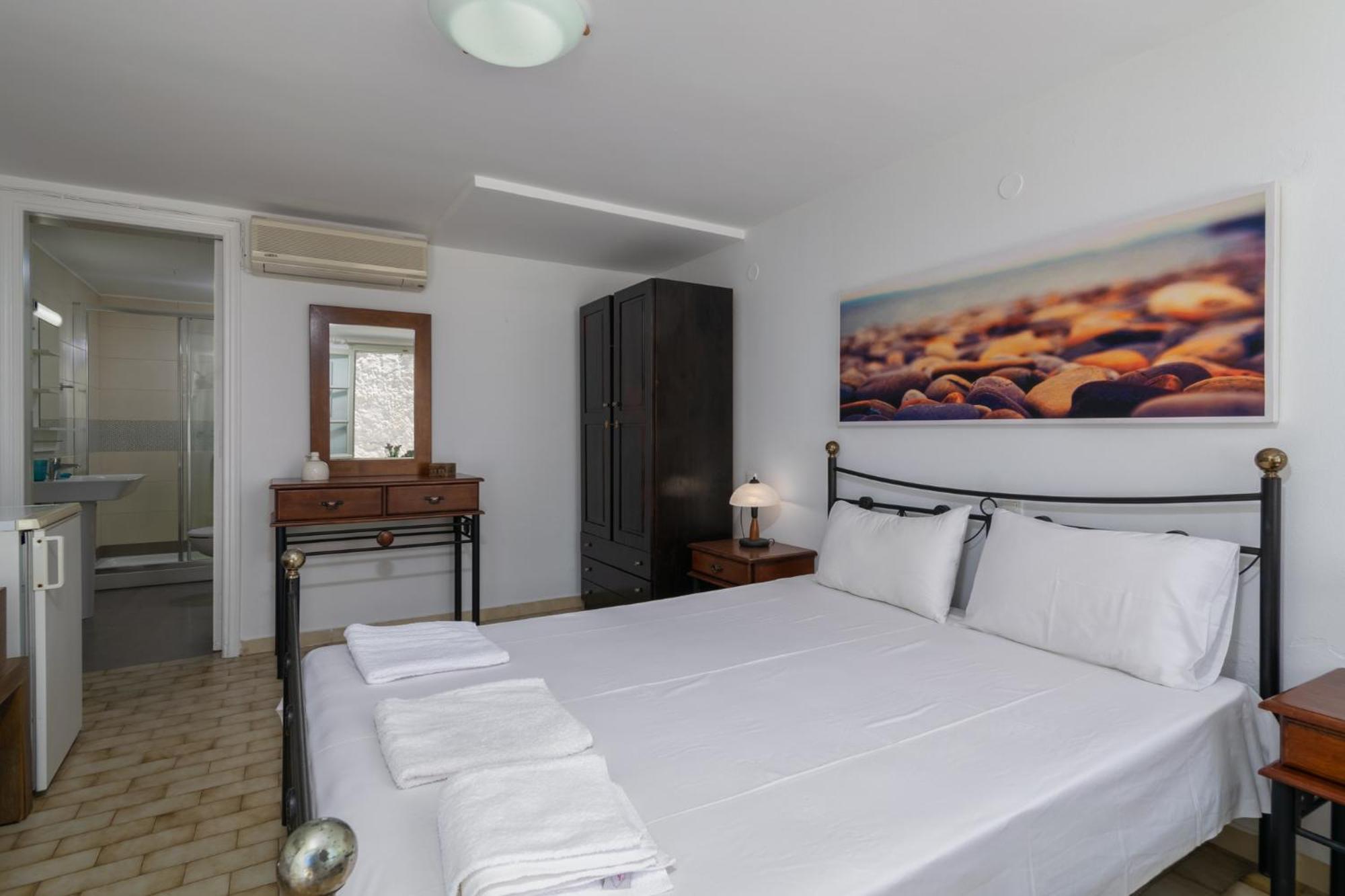 Areti'S Milos Guesthouses Adamantas  Exterior photo